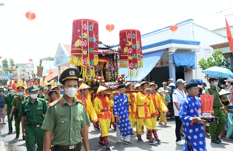 Hàng trăm tàu thuyền dự lễ hội Nghinh Ông - Ảnh 8. Hàng trăm tàu thuyền dự lễ hội Nghinh Ông - Ảnh 8.