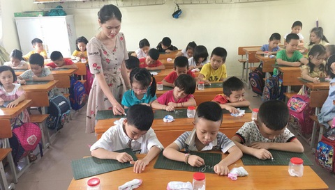 Chương trình lớp 1 mới: Dạy con học như một cuộc chiến - Ảnh 1. Chương trình lớp 1 mới: Dạy con học như một cuộc chiến - Ảnh 1.