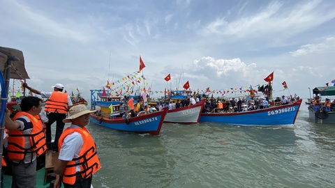 Hàng trăm tàu thuyền dự lễ hội Nghinh Ông - Ảnh 4. Hàng trăm tàu thuyền dự lễ hội Nghinh Ông - Ảnh 4.
