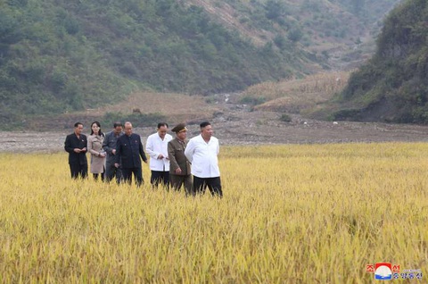Em gái ông Kim Jong Un tái xuất hiện sau 2 tháng, thị sát vùng lũ cùng anh - Ảnh 1. Em gái ông Kim Jong Un tái xuất hiện sau 2 tháng, thị sát vùng lũ cùng anh - Ảnh 1.