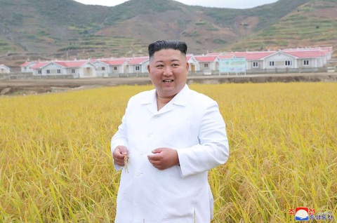 Em gái ông Kim Jong Un tái xuất hiện sau 2 tháng, thị sát vùng lũ cùng anh - Ảnh 3. Em gái ông Kim Jong Un tái xuất hiện sau 2 tháng, thị sát vùng lũ cùng anh - Ảnh 3.
