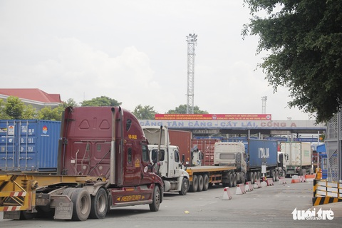 Kẹt cứng đường vào cảng Cát Lái, xe đưa dâu chôn chân trên cầu Phú Mỹ - Ảnh 4. Kẹt cứng đường vào cảng Cát Lái, xe đưa dâu chôn chân trên cầu Phú Mỹ - Ảnh 4.