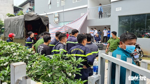 Người đàn ông tử vong trong hố ga, lực lượng PCCC hút khí độc đưa nạn nhân ra ngoài - Ảnh 2. Người đàn ông tử vong trong hố ga, lực lượng PCCC hút khí độc đưa nạn nhân ra ngoài - Ảnh 2.