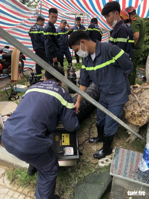 Người đàn ông tử vong trong hố ga, lực lượng PCCC hút khí độc đưa nạn nhân ra ngoài - Ảnh 1. Người đàn ông tử vong trong hố ga, lực lượng PCCC hút khí độc đưa nạn nhân ra ngoài - Ảnh 1.