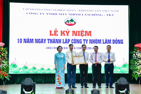 Công ty Nhôm Lâm Đồng đón nhận Bằng khen của Thủ tướng Chính phủ - Ảnh 1. Công ty Nhôm Lâm Đồng đón nhận Bằng khen của Thủ tướng Chính phủ - Ảnh 1.