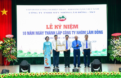 Công ty Nhôm Lâm Đồng đón nhận Bằng khen của Thủ tướng Chính phủ - Ảnh 2. Công ty Nhôm Lâm Đồng đón nhận Bằng khen của Thủ tướng Chính phủ - Ảnh 2.