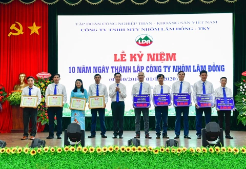 Công ty Nhôm Lâm Đồng đón nhận Bằng khen của Thủ tướng Chính phủ - Ảnh 3. Công ty Nhôm Lâm Đồng đón nhận Bằng khen của Thủ tướng Chính phủ - Ảnh 3.