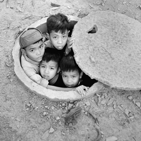 Xúc động ngắm Hà Nội thời hố hầm, tàu điện, máy nước - Ảnh 5. Xúc động ngắm Hà Nội thời hố hầm, tàu điện, máy nước - Ảnh 5.