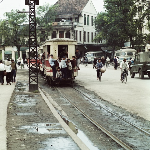 Xúc động ngắm Hà Nội thời hố hầm, tàu điện, máy nước - Ảnh 10. Xúc động ngắm Hà Nội thời hố hầm, tàu điện, máy nước - Ảnh 10.