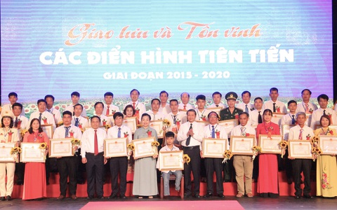 Đôi bạn cõng nhau đến trường được tôn vinh bông hoa thi đua yêu nước - Ảnh 2. Đôi bạn cõng nhau đến trường được tôn vinh bông hoa thi đua yêu nước - Ảnh 2.