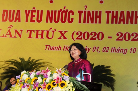 Đôi bạn cõng nhau đến trường được tôn vinh bông hoa thi đua yêu nước - Ảnh 1. Đôi bạn cõng nhau đến trường được tôn vinh bông hoa thi đua yêu nước - Ảnh 1.