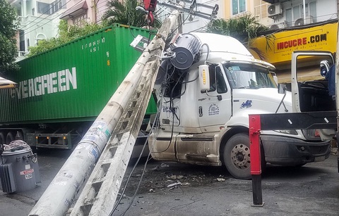 Xe container kéo sập trụ điện, gần 500 nhà dân cúp điện - Ảnh 1. Xe container kéo sập trụ điện, gần 500 nhà dân cúp điện - Ảnh 1.