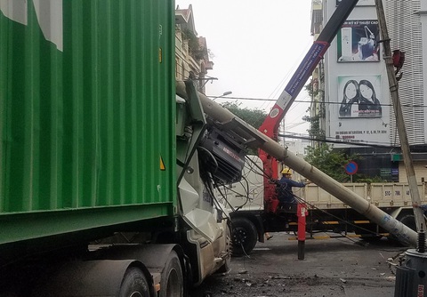 Xe container kéo sập trụ điện, gần 500 nhà dân cúp điện - Ảnh 2. Xe container kéo sập trụ điện, gần 500 nhà dân cúp điện - Ảnh 2.