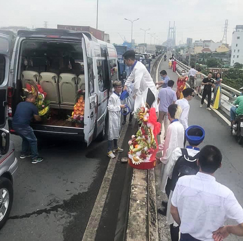 Kẹt cứng đường vào cảng Cát Lái, xe đưa dâu chôn chân trên cầu Phú Mỹ - Ảnh 1. Kẹt cứng đường vào cảng Cát Lái, xe đưa dâu chôn chân trên cầu Phú Mỹ - Ảnh 1.