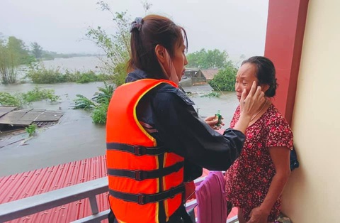 Thủy Tiên thăm nhà dân ở Quảng Bình - Ảnh: FB NHÂN VẬT Thủy Tiên thăm nhà dân ở Quảng Bình - Ảnh: FB NHÂN VẬT
