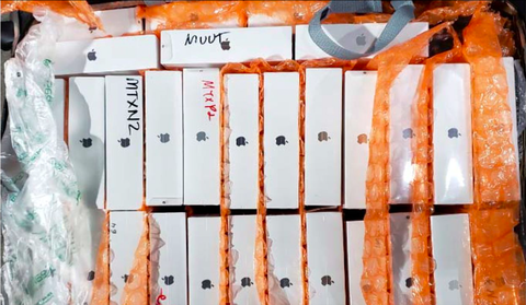 Mỹ phá đường dây tuồn đồ Apple sang Nga qua nhân viên hàng không - Ảnh 1. Mỹ phá đường dây tuồn đồ Apple sang Nga qua nhân viên hàng không - Ảnh 1.
