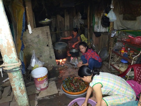 Vừa dọn dẹp lũ, các cô giáo mầm non Huế vừa nấu bánh tét tặng bà con Quảng Bình - Ảnh 2. Vừa dọn dẹp lũ, các cô giáo mầm non Huế vừa nấu bánh tét tặng bà con Quảng Bình - Ảnh 2.
