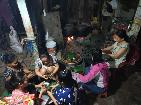 Vừa dọn dẹp lũ, các cô giáo mầm non Huế vừa nấu bánh tét tặng bà con Quảng Bình - Ảnh 1. Vừa dọn dẹp lũ, các cô giáo mầm non Huế vừa nấu bánh tét tặng bà con Quảng Bình - Ảnh 1.