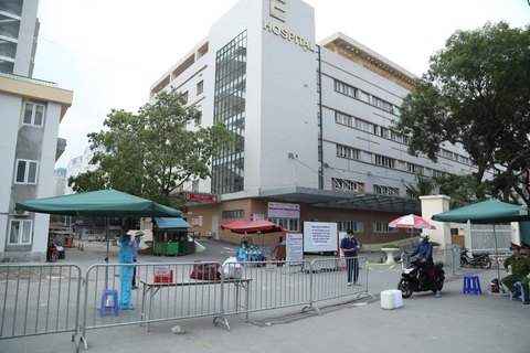 Hai vợ chồng chuyên gia Ấn Độ mắc COVID-19 khi nhập cảnh - Ảnh 1. Hai vợ chồng chuyên gia Ấn Độ mắc COVID-19 khi nhập cảnh - Ảnh 1.