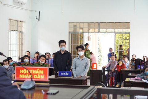 2 thanh niên trộm cắp, tấn công thượng úy công an lãnh án - Ảnh 1. 2 thanh niên trộm cắp, tấn công thượng úy công an lãnh án - Ảnh 1.