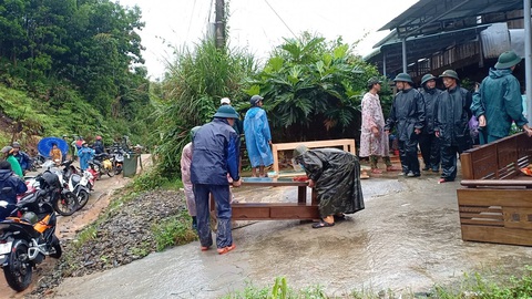 Sạt đồi liên tục, quân đội, công an khẩn cấp đưa dân ra khỏi vùng nguy hiểm - Ảnh 1. Sạt đồi liên tục, quân đội, công an khẩn cấp đưa dân ra khỏi vùng nguy hiểm - Ảnh 1.