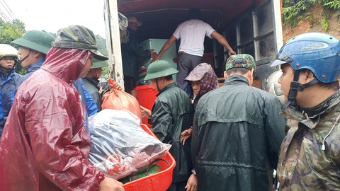 Sạt đồi liên tục, quân đội, công an khẩn cấp đưa dân ra khỏi vùng nguy hiểm - Ảnh 3. Sạt đồi liên tục, quân đội, công an khẩn cấp đưa dân ra khỏi vùng nguy hiểm - Ảnh 3.