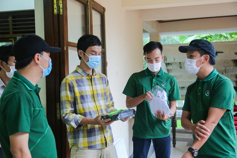 Quà bạn đọc báo Tuổi Trẻ đến với trẻ em mồ côi, khuyết tật ở vùng lũ Thừa Thiên Huế - Ảnh 1. Quà bạn đọc báo Tuổi Trẻ đến với trẻ em mồ côi, khuyết tật ở vùng lũ Thừa Thiên Huế - Ảnh 1.