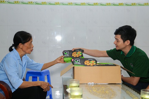 Quà bạn đọc báo Tuổi Trẻ đến với trẻ em mồ côi, khuyết tật ở vùng lũ Thừa Thiên Huế - Ảnh 3. Quà bạn đọc báo Tuổi Trẻ đến với trẻ em mồ côi, khuyết tật ở vùng lũ Thừa Thiên Huế - Ảnh 3.