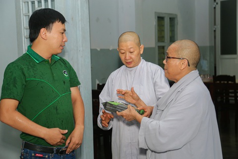 Quà bạn đọc báo Tuổi Trẻ đến với trẻ em mồ côi, khuyết tật ở vùng lũ Thừa Thiên Huế - Ảnh 2. Quà bạn đọc báo Tuổi Trẻ đến với trẻ em mồ côi, khuyết tật ở vùng lũ Thừa Thiên Huế - Ảnh 2.