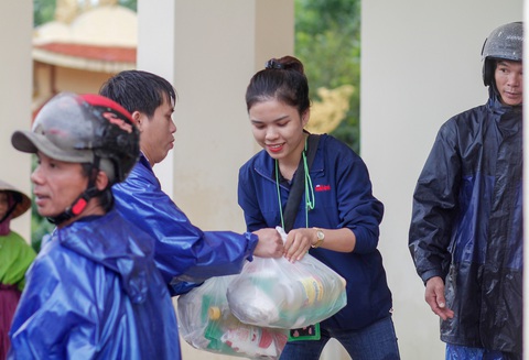 Báo Tuổi Trẻ đến với bà con nơi 10 ngày bị cô lập - Ảnh 12. Báo Tuổi Trẻ đến với bà con nơi 10 ngày bị cô lập - Ảnh 12.