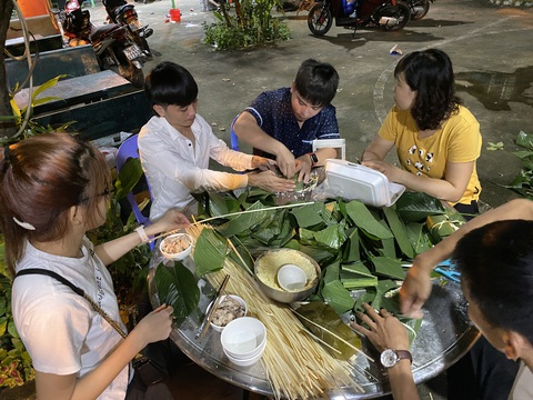 TP.HCM: xóm Hạnh Phúc chung tay gói bánh chưng gửi đồng bào miền Trung - Ảnh 6. TP.HCM: xóm Hạnh Phúc chung tay gói bánh chưng gửi đồng bào miền Trung - Ảnh 6.