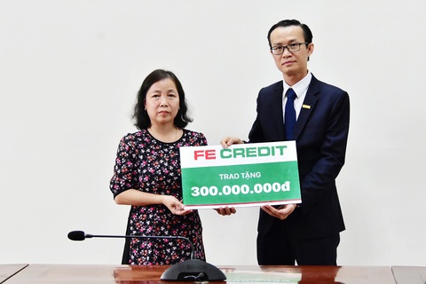 Fe Credit trao 300 triệu đồng cho gia đình liệt sĩ Phạm Văn Hướng - Ảnh 1. Fe Credit trao 300 triệu đồng cho gia đình liệt sĩ Phạm Văn Hướng - Ảnh 1.