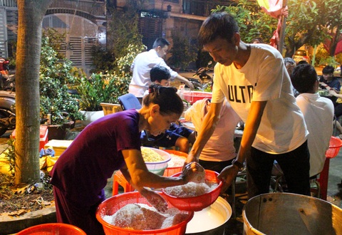 TP.HCM: xóm Hạnh Phúc chung tay gói bánh chưng gửi đồng bào miền Trung - Ảnh 4. TP.HCM: xóm Hạnh Phúc chung tay gói bánh chưng gửi đồng bào miền Trung - Ảnh 4.