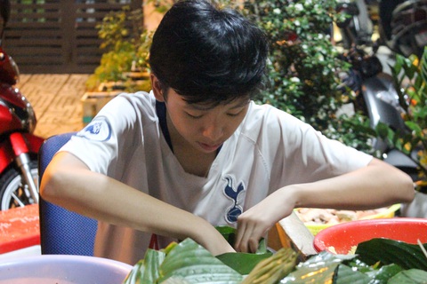 TP.HCM: xóm Hạnh Phúc chung tay gói bánh chưng gửi đồng bào miền Trung - Ảnh 5. TP.HCM: xóm Hạnh Phúc chung tay gói bánh chưng gửi đồng bào miền Trung - Ảnh 5.