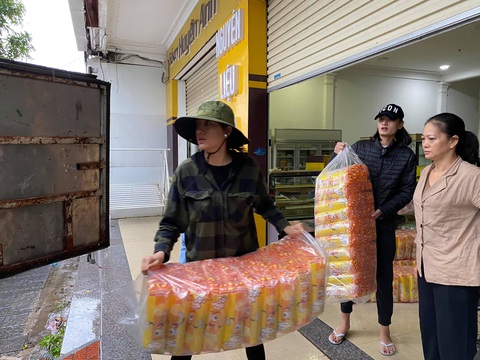 Nhiều nghệ sĩ đi miền Trung cứu trợ, Thủy Tiên nhận quyên góp hơn 100 tỉ đồng - Ảnh 3. Nhiều nghệ sĩ đi miền Trung cứu trợ, Thủy Tiên nhận quyên góp hơn 100 tỉ đồng - Ảnh 3.