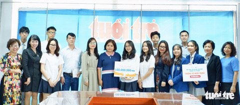 Thầy trò dùng tiền quà 20-10 gửi báo Tuổi Trẻ nhờ ủng hộ miền Trung - Ảnh 1. Thầy trò dùng tiền quà 20-10 gửi báo Tuổi Trẻ nhờ ủng hộ miền Trung - Ảnh 1.