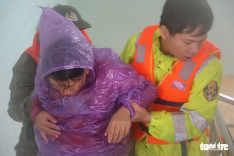 Công an dùng canô chở bà bầu đi sinh trong lũ lớn ở Quảng Bình - Ảnh 3. Công an dùng canô chở bà bầu đi sinh trong lũ lớn ở Quảng Bình - Ảnh 3.