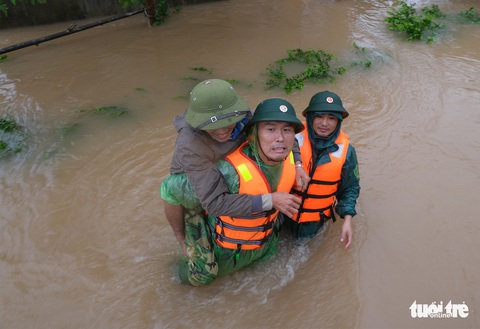 Cẩm Xuyên ngập trong biển nước - Ảnh 15. Cẩm Xuyên ngập trong biển nước - Ảnh 15.