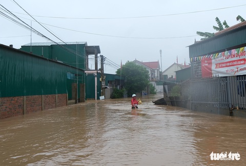 Cẩm Xuyên ngập trong biển nước - Ảnh 12. Cẩm Xuyên ngập trong biển nước - Ảnh 12.