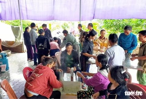 Mang xôi, cơm nóng trong đêm cho bà con vùng lũ Hà Tĩnh - Ảnh 2. Mang xôi, cơm nóng trong đêm cho bà con vùng lũ Hà Tĩnh - Ảnh 2.