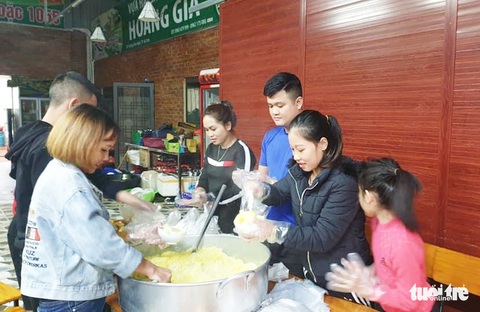 Mang xôi, cơm nóng trong đêm cho bà con vùng lũ Hà Tĩnh - Ảnh 4. Mang xôi, cơm nóng trong đêm cho bà con vùng lũ Hà Tĩnh - Ảnh 4.