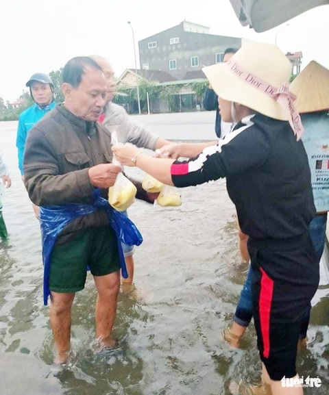 Mang xôi, cơm nóng trong đêm cho bà con vùng lũ Hà Tĩnh - Ảnh 6. Mang xôi, cơm nóng trong đêm cho bà con vùng lũ Hà Tĩnh - Ảnh 6.