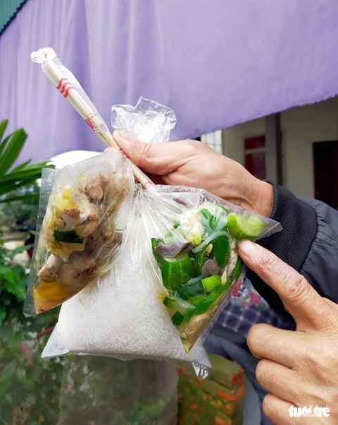 Mang xôi, cơm nóng trong đêm cho bà con vùng lũ Hà Tĩnh - Ảnh 3. Mang xôi, cơm nóng trong đêm cho bà con vùng lũ Hà Tĩnh - Ảnh 3.