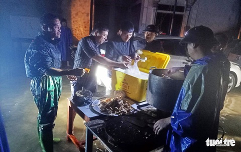 Mang xôi, cơm nóng trong đêm cho bà con vùng lũ Hà Tĩnh - Ảnh 1. Mang xôi, cơm nóng trong đêm cho bà con vùng lũ Hà Tĩnh - Ảnh 1.