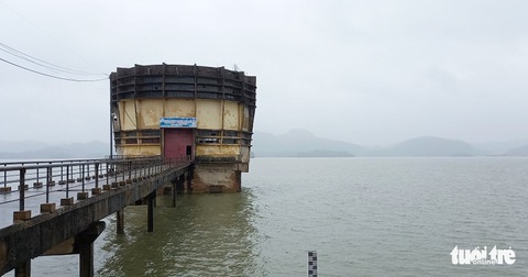 Cận cảnh hồ Kẻ Gỗ ở Hà Tĩnh trong tâm lũ - Ảnh 3. Cận cảnh hồ Kẻ Gỗ ở Hà Tĩnh trong tâm lũ - Ảnh 3.