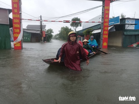 Dân làng tôi tất tả chạy cơn lũ lịch sử - Ảnh 4. Dân làng tôi tất tả chạy cơn lũ lịch sử - Ảnh 4.