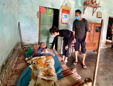 Nhiều nghệ sĩ đi miền Trung cứu trợ, Thủy Tiên nhận quyên góp hơn 100 tỉ đồng - Ảnh 2. Nhiều nghệ sĩ đi miền Trung cứu trợ, Thủy Tiên nhận quyên góp hơn 100 tỉ đồng - Ảnh 2.