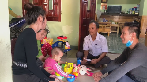 Nhiều nghệ sĩ đi miền Trung cứu trợ, Thủy Tiên nhận quyên góp hơn 100 tỉ đồng - Ảnh 1. Nhiều nghệ sĩ đi miền Trung cứu trợ, Thủy Tiên nhận quyên góp hơn 100 tỉ đồng - Ảnh 1.