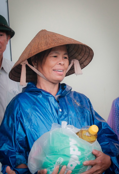 Báo Tuổi Trẻ đến với bà con nơi 10 ngày bị cô lập - Ảnh 4. Báo Tuổi Trẻ đến với bà con nơi 10 ngày bị cô lập - Ảnh 4.