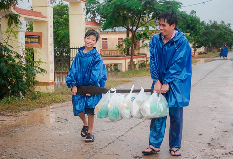Báo Tuổi Trẻ đến với bà con nơi 10 ngày bị cô lập - Ảnh 5. Báo Tuổi Trẻ đến với bà con nơi 10 ngày bị cô lập - Ảnh 5.